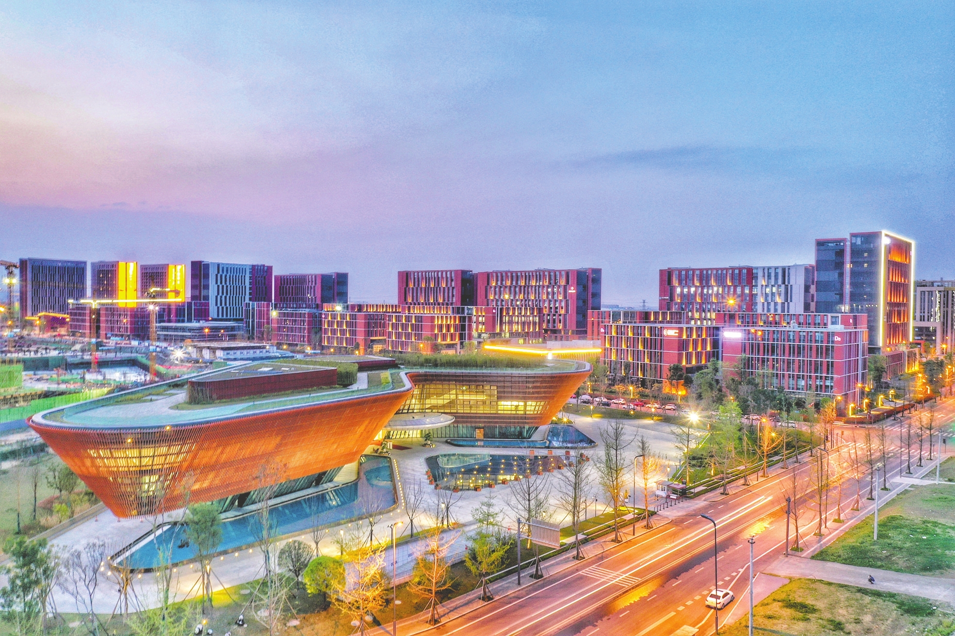 成都天府国际生物城夜景 成都天府国际生物城供图走进位于永安湖畔