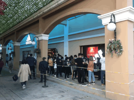斯普瑞斯奥莱Adidas店门口，消费者排队等待进场。新京报记者 王琳 摄