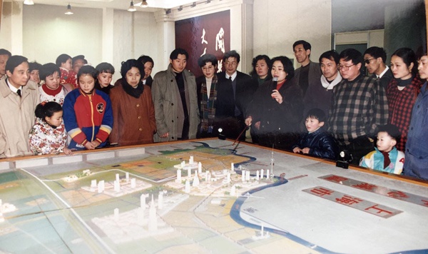 九十年代中期，组织上安排浦东标杆党员带家属参观浦东规划。陈高宏供图