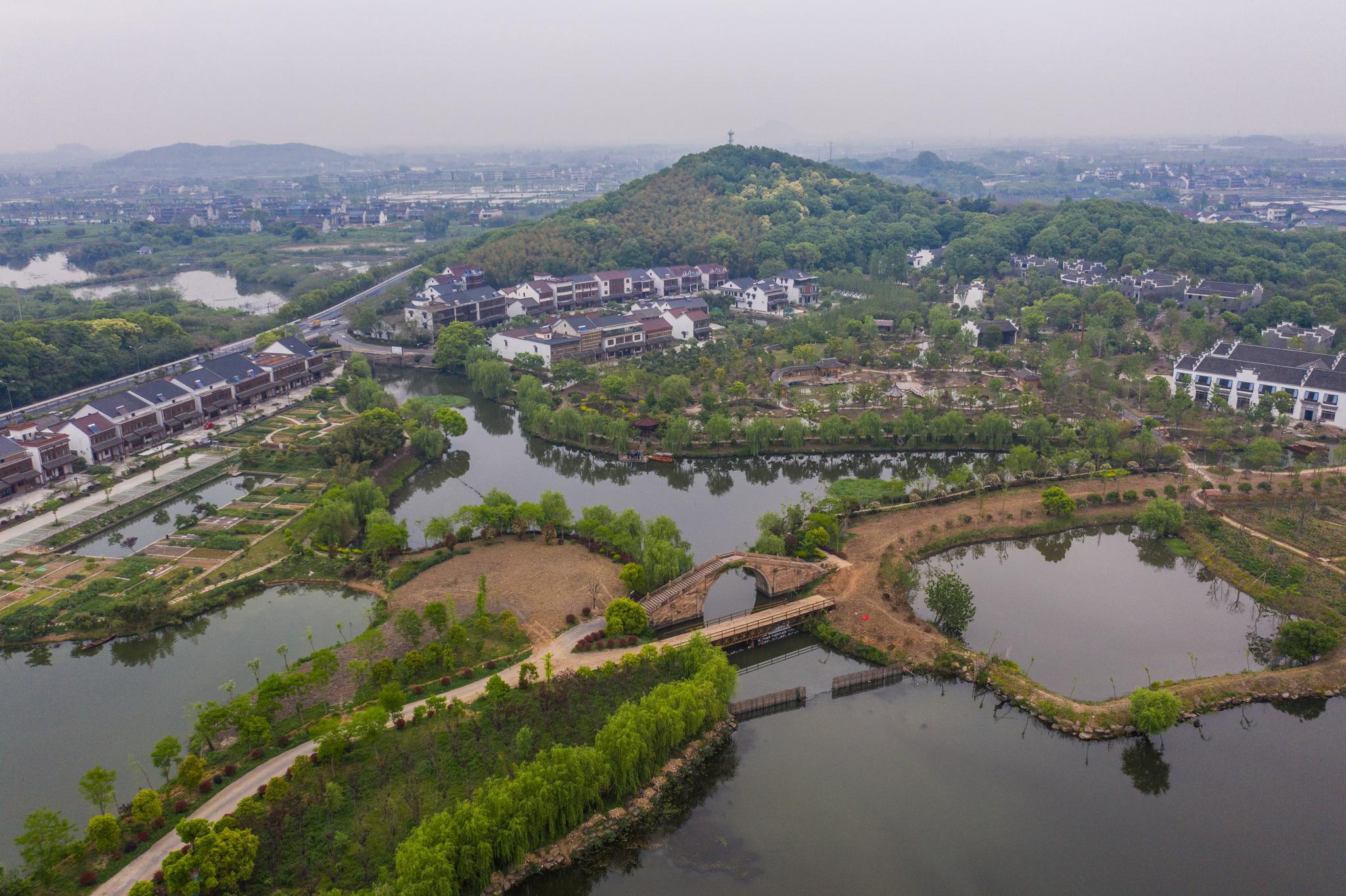 4月17日,空中俯瞰德清县蠡山村蠡山漾的美丽景色(无人机照片).