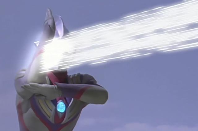 首先迪迦奥特曼为了先发制人,上来就举起他的双手发射了光线,对怪兽