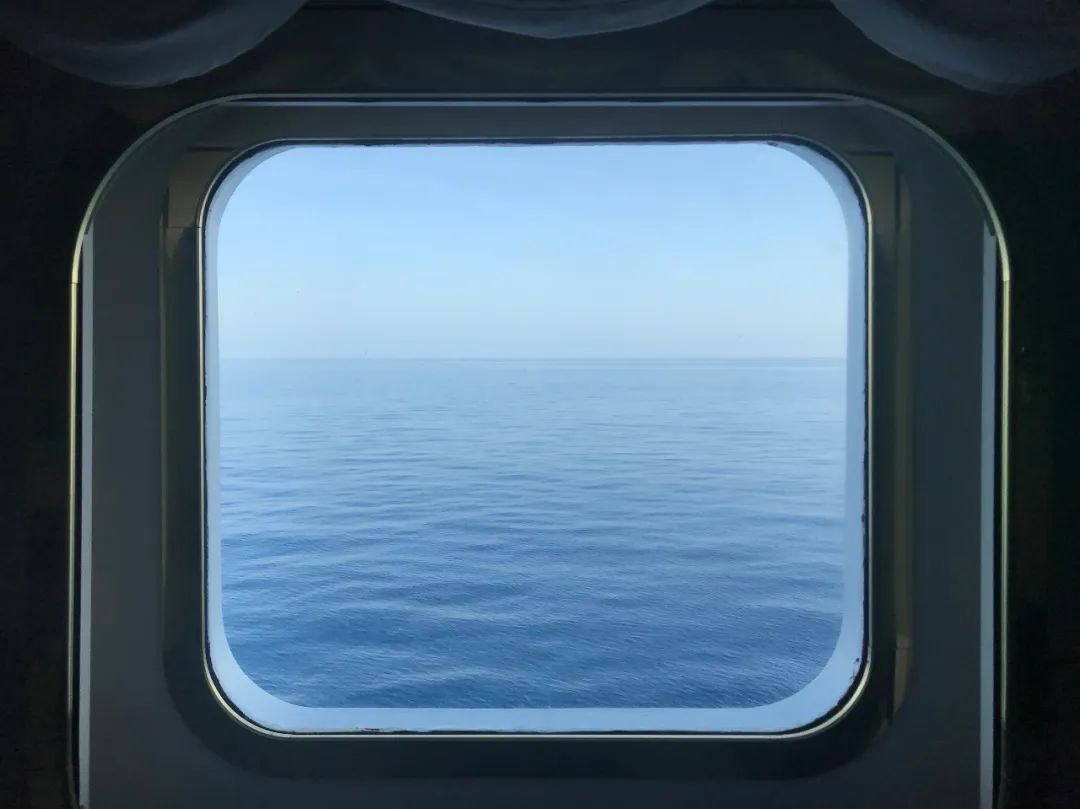 "环球奥德赛号"上学生所住船舱的窗户这样的状况在课程中也偶有发生.
