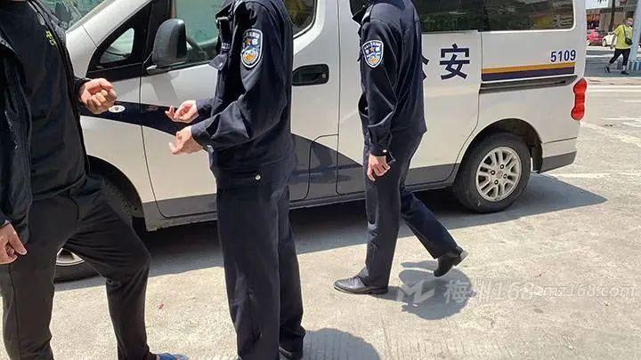 兴宁一老人偷车!被警察带走了!