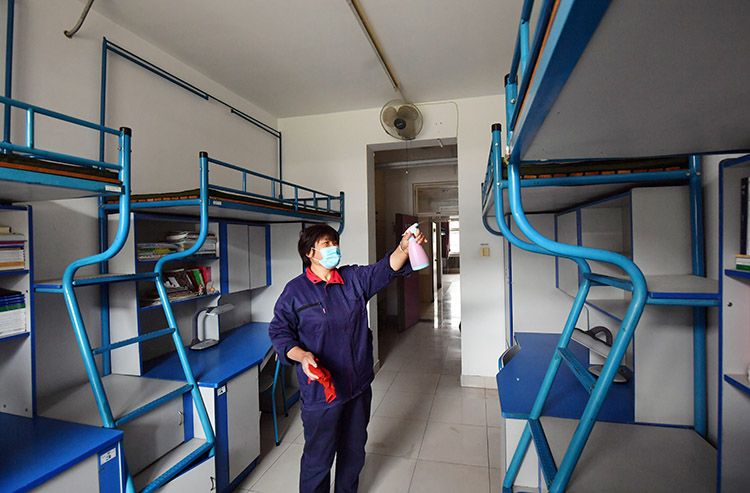 宿管人员在对学生宿舍进行消毒.北京一零一中储藏室中,防疫物资齐备.