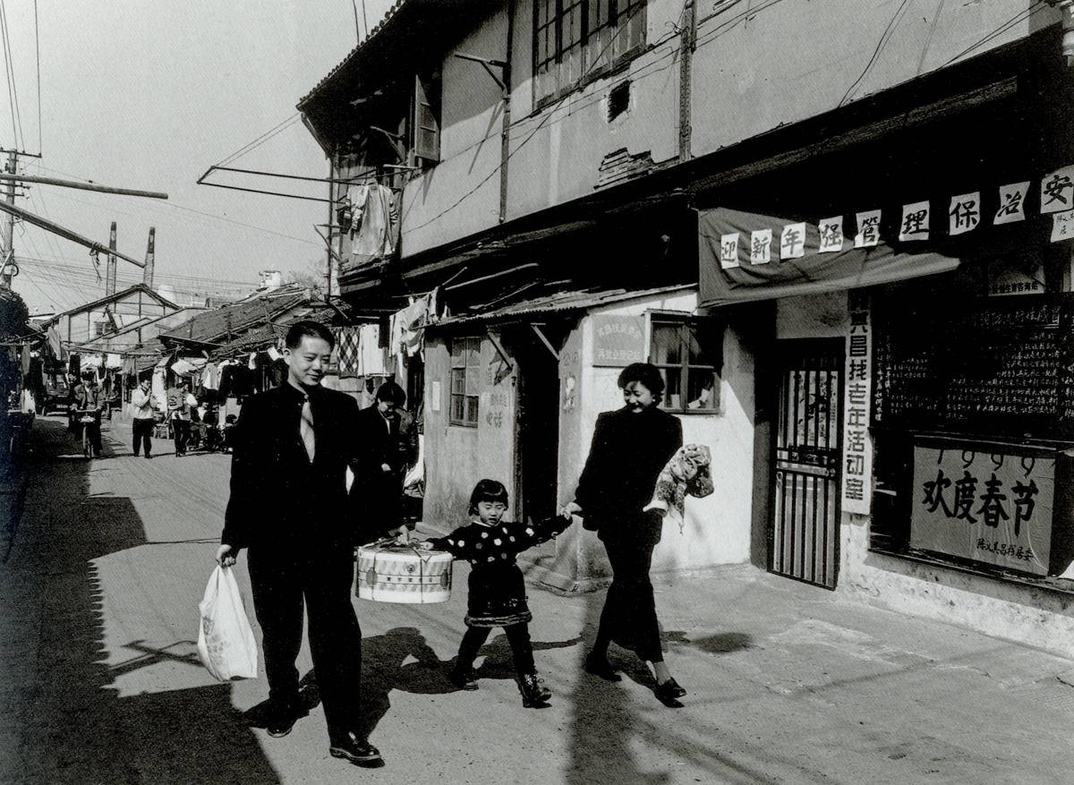 其昌栈码头附近,1999年胡梅嘉正在给她的宠物狗洗澡,烂泥渡路,1997年