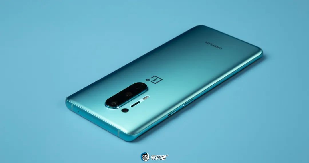 此外一加 8 pro 还支持 ip68 防尘防水,算是取消升降结构后带来的一个