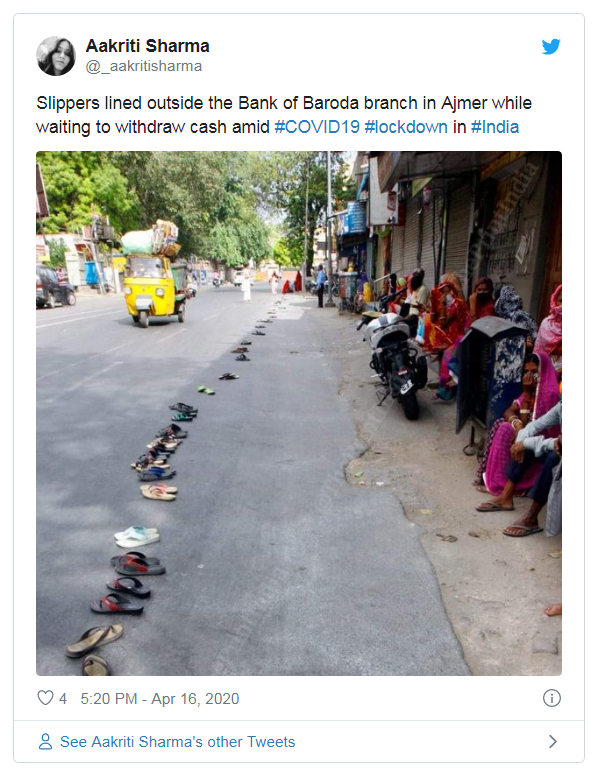 天气炎热,她们将拖鞋留在路上作排队的标记,人到阴凉处避热.