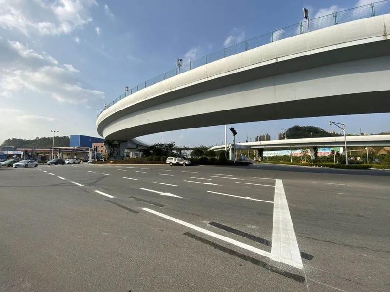 江门大道辅道奇榜路口进行交通改造,通过这个路口要这样走!