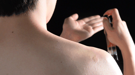 ▲先喷后抹，抹完后请务必洗手，以免摸到眼睛或脸造成不适。