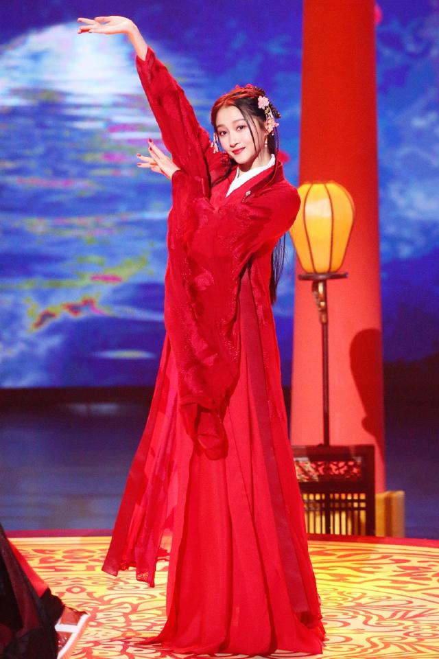 关晓彤古装扮相拂袖而舞 红唇配红袍造型明艳气质佳