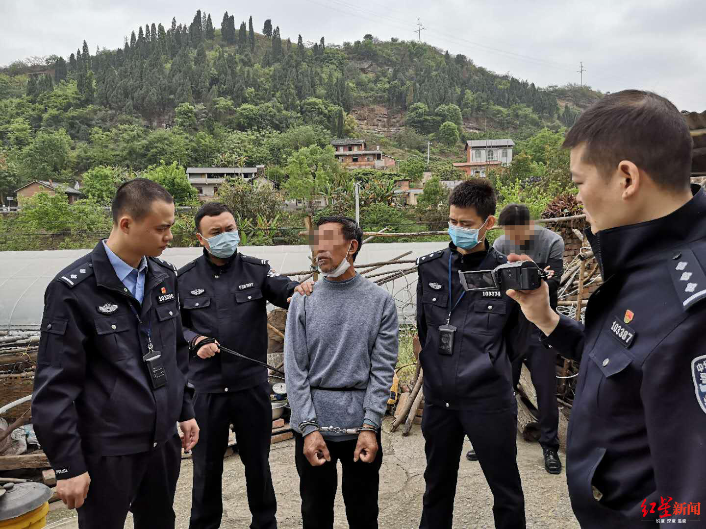 威远县公安局刑侦大队教导员曾建,副大队长刘涵带队前往华坪县,通过