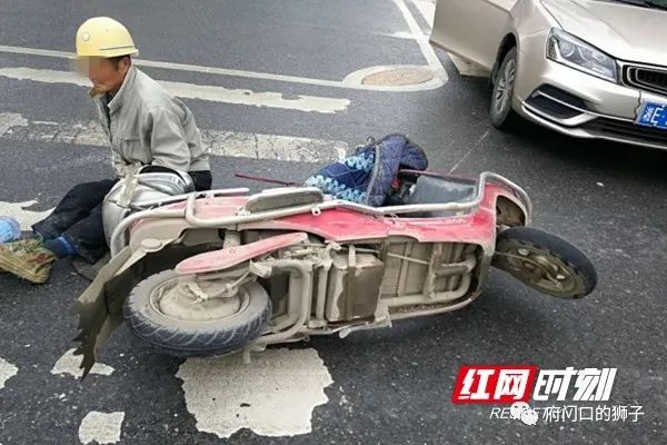 邵阳:电动车闯红灯 酿成事故担全责!