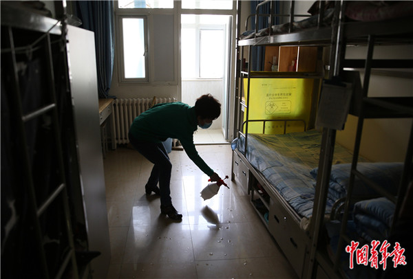4月18日,北京十二中,宿管老师正在学生宿舍消毒.