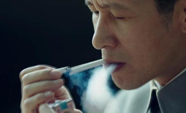 他名气年龄都不算大却被称老戏骨演这部剧频繁抽烟潇洒抢镜