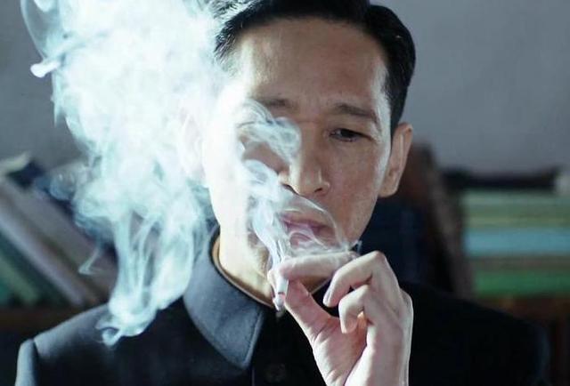 不过我今天要说一位抽烟镜头极其精彩的演员,《北平无战事》中王蒲忱
