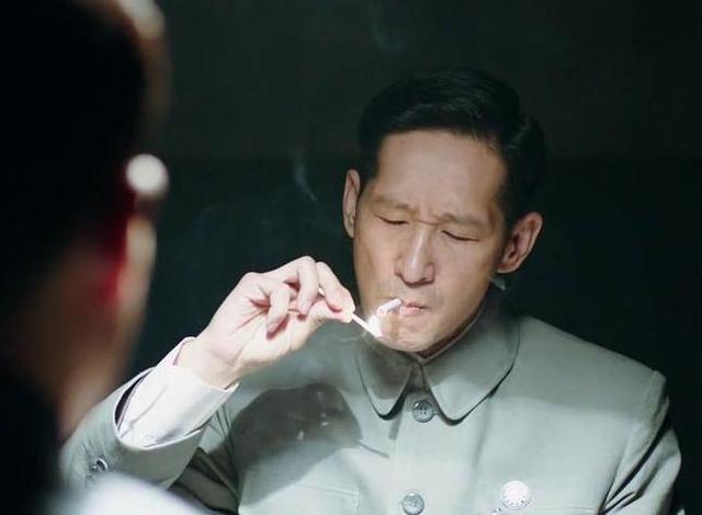 却被称老戏骨,演这部剧频繁抽烟潇洒抢镜|北平无战事|王劲松_新浪新闻