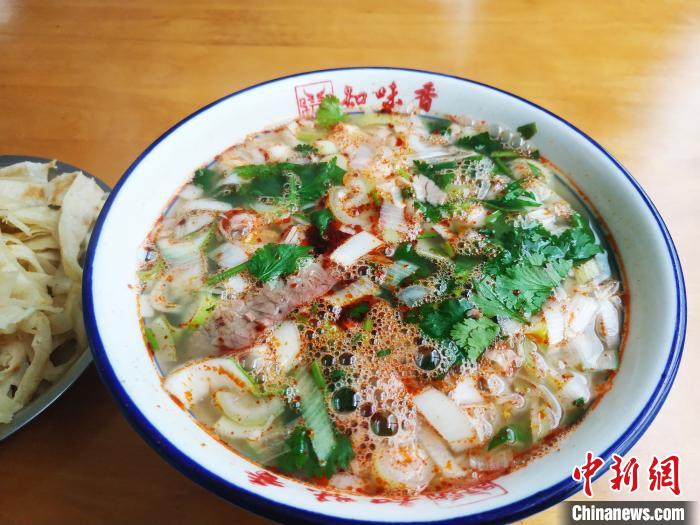 图为洛阳地方特色美食牛肉汤,搭配饼丝,烧饼同食是洛阳当地的主流吃