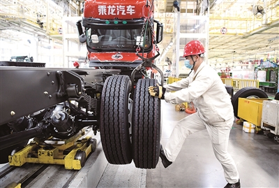 机器轰鸣生产忙 东风浩荡征帆满