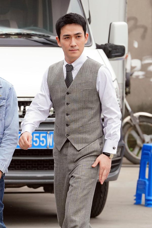 朱一龙生日开拍新戏《叛逆者》民国西装造型再现温润儒雅气质