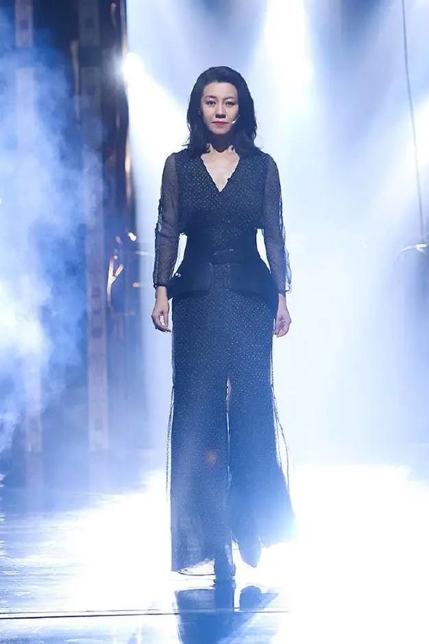 46岁刘琳获声音之王穿西装干练小黑裙优雅跟德华判若两人