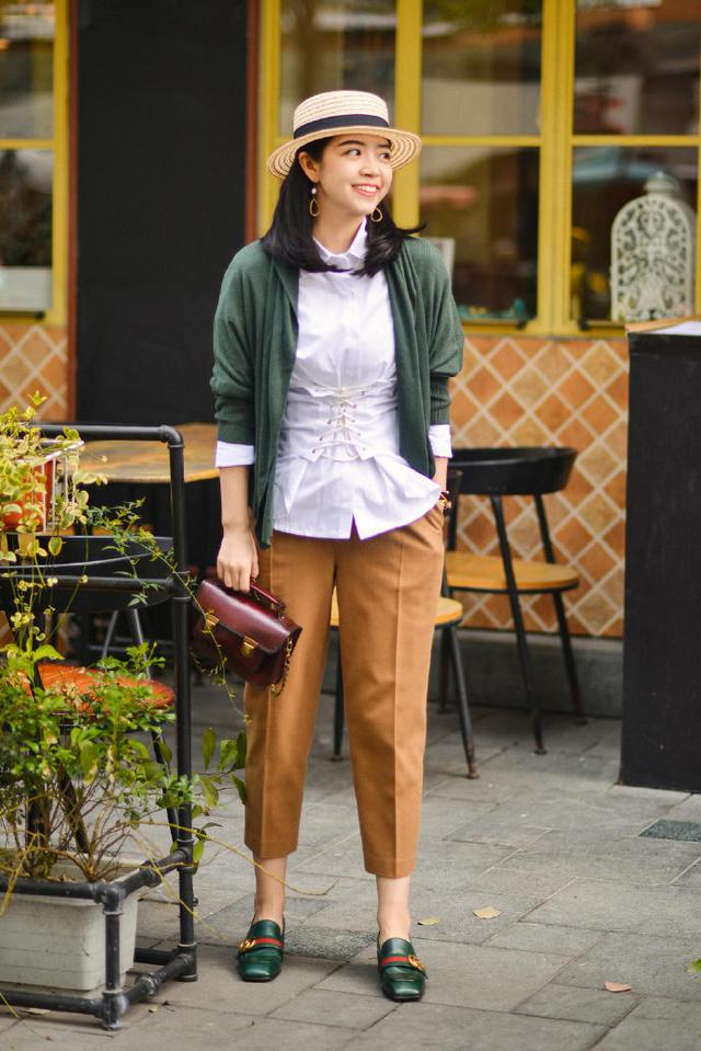 有一种高级感叫三木博主穿白衬衫,配针织开衫 萝卜裤,特显品位