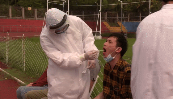 医生对学生进行咽拭子采样余敏斌副书记在总结时说到,整个演练再现了