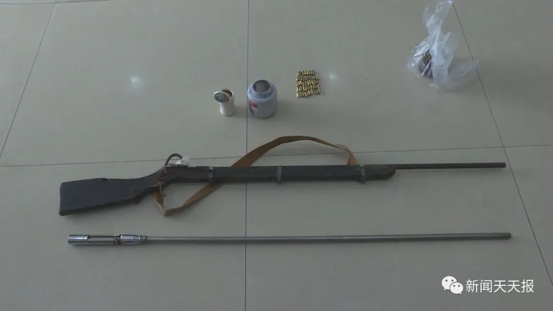 随后,民警就在赵某的家里搜出了黑火药,射钉弹,铁砂这些物品.