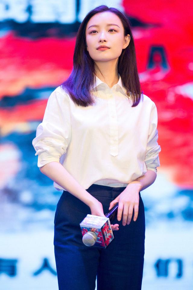 31岁的倪妮真的气质女神,白色衬衫配黑色阔腿裤,意外穿出高级感