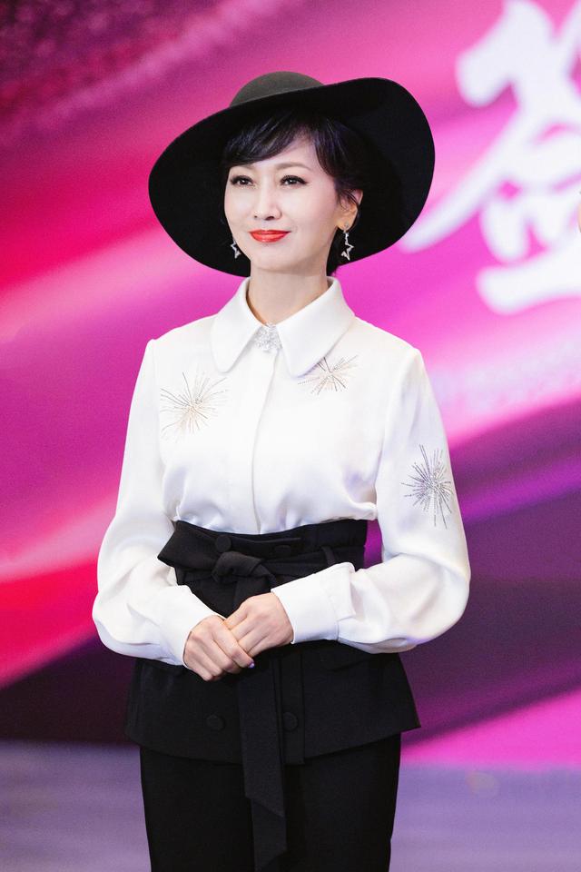 赵雅芝虽不是贵族,却有贵族气质!穿白衬衫配高腰裤从头精致到脚