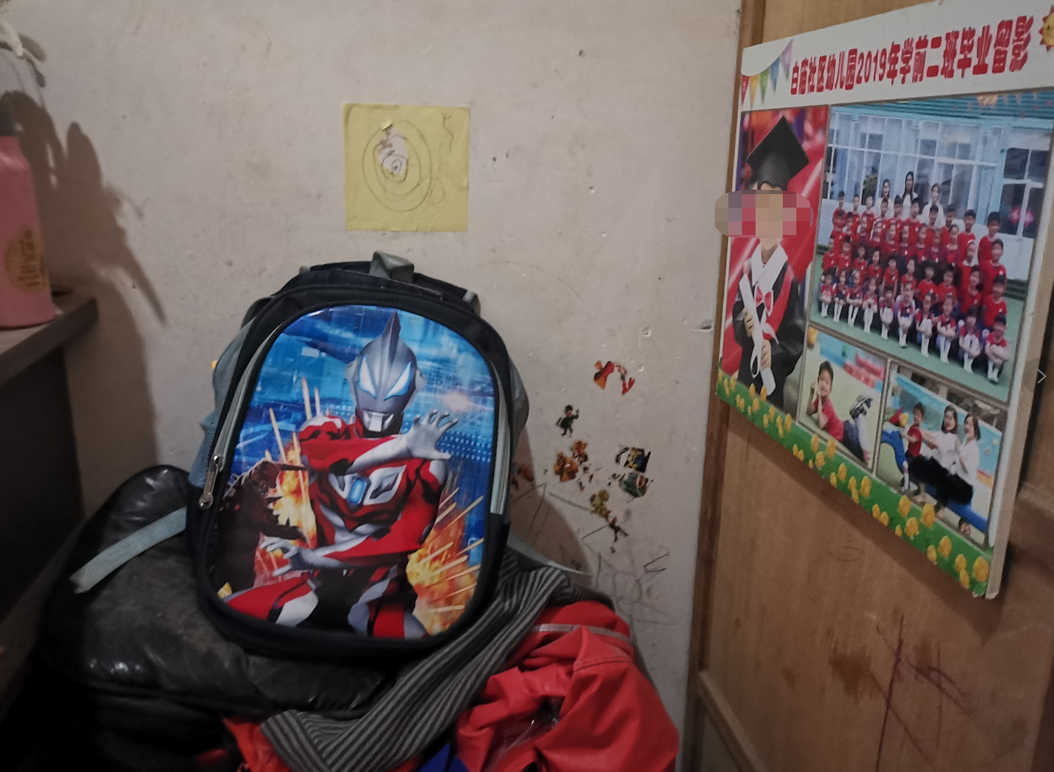 7岁的刘子浩的书包里还有他未做完的一年级练习册。旁边衣柜上挂着他学前班毕业时，戴着学士帽拍摄的照片。新京报记者 程亚龙 摄