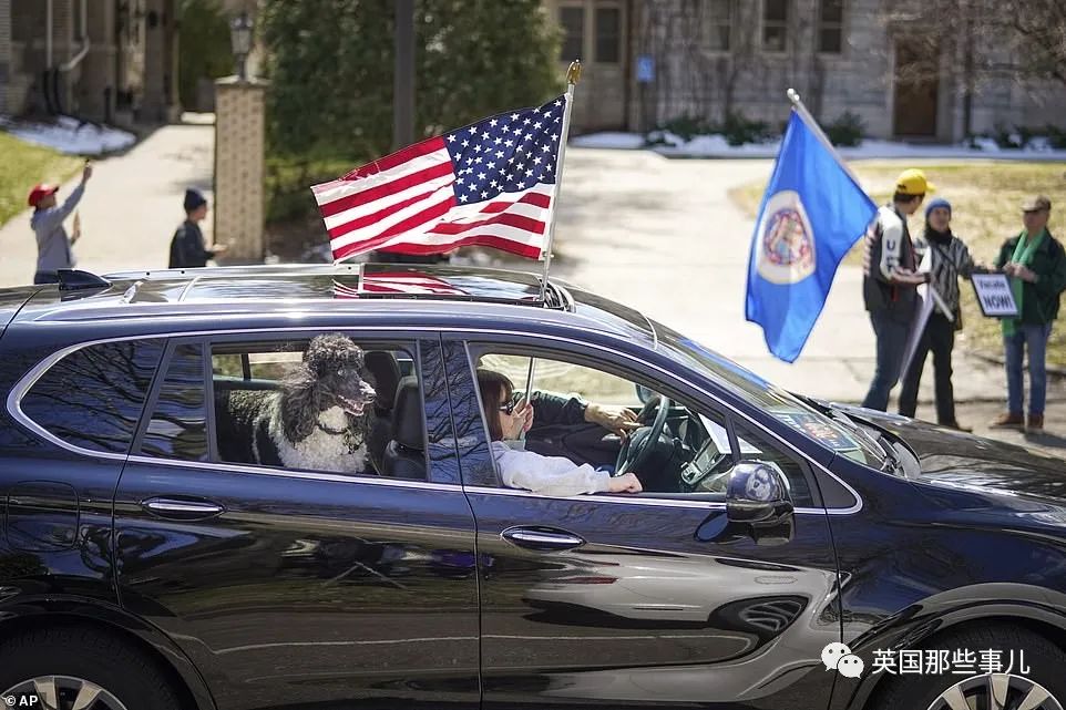 美国民众扛枪上街:不隔离!要自由,要复工!