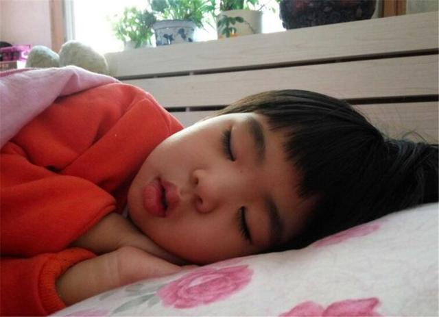 孩子这4种常见睡姿,暗示不同的性格,如果是最后一种,那恭喜你