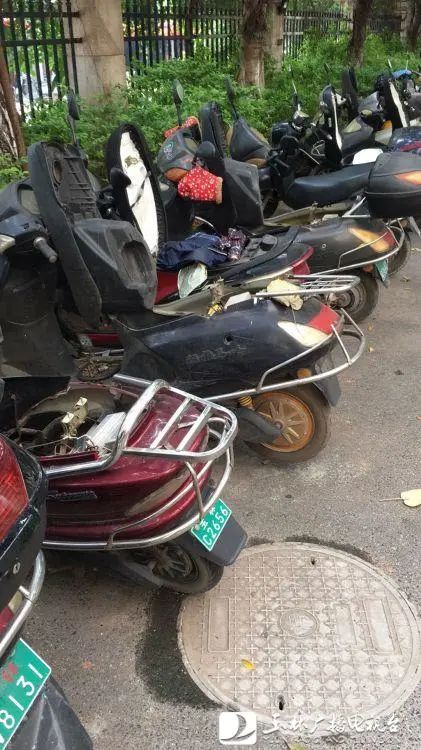 嚣张一夜之间某小区十多辆电动车的电瓶被偷走