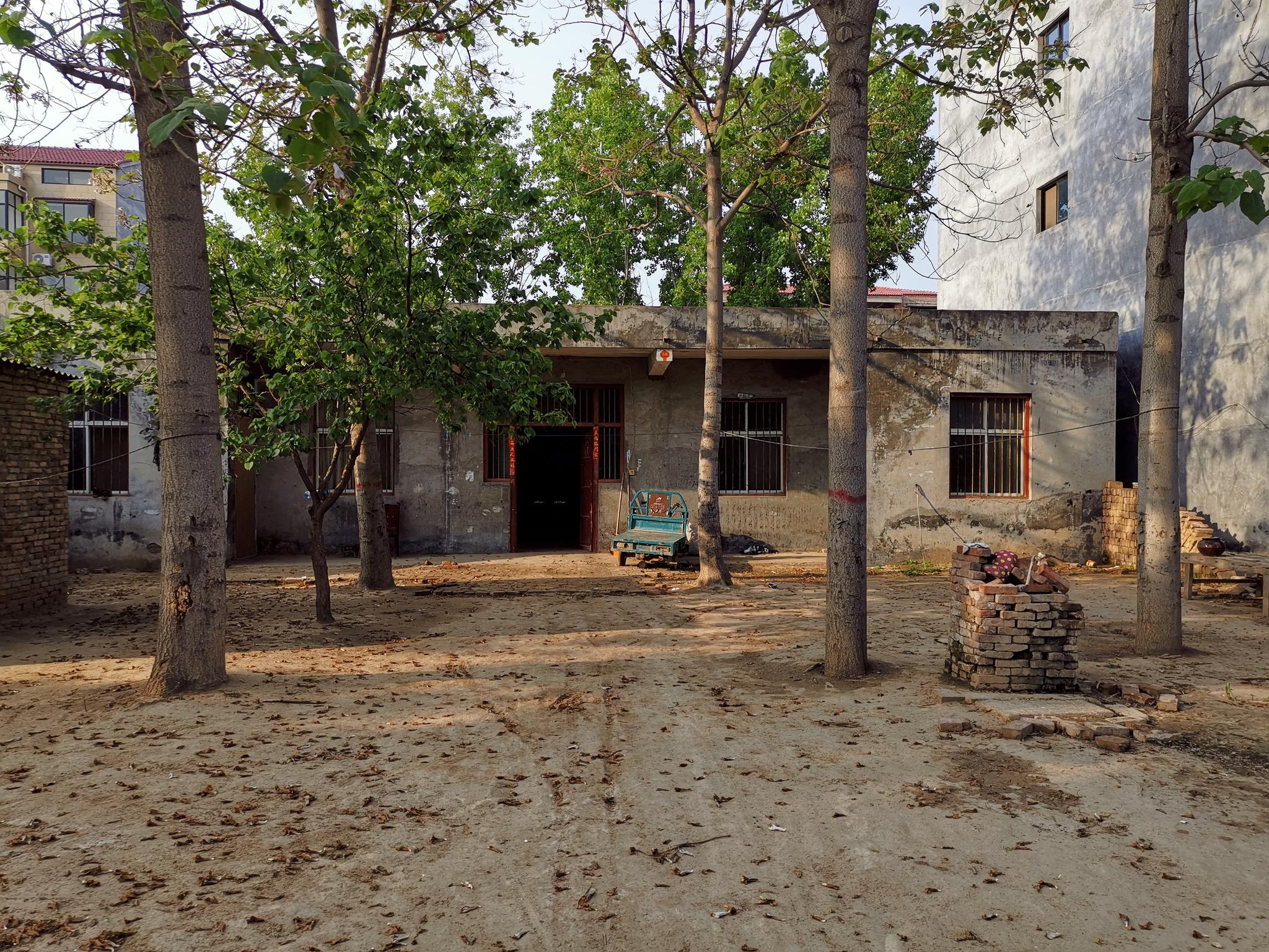 四名遇难儿童，三人同住一院。村民介绍称，刘家祖孙三代在该院落居住，老大的10岁的儿子和老二家两个儿子去世。新京报记者 程亚龙摄