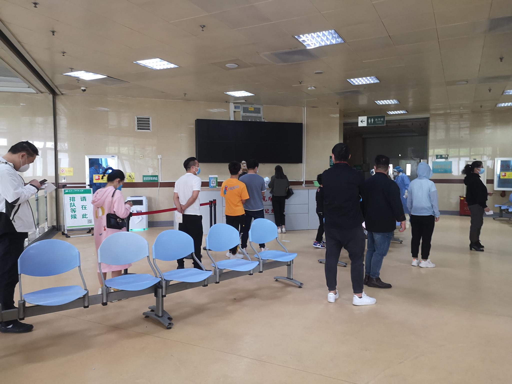 4月17日，中南医院体检中心二楼，排队等待缴费的体检者。新京报记者 李桂 摄