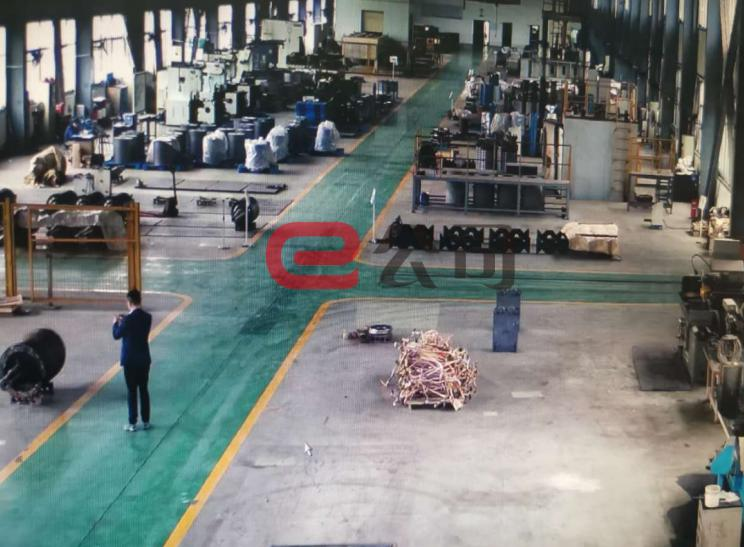 王建裕正在华永电机生产车间对着电机拍摄