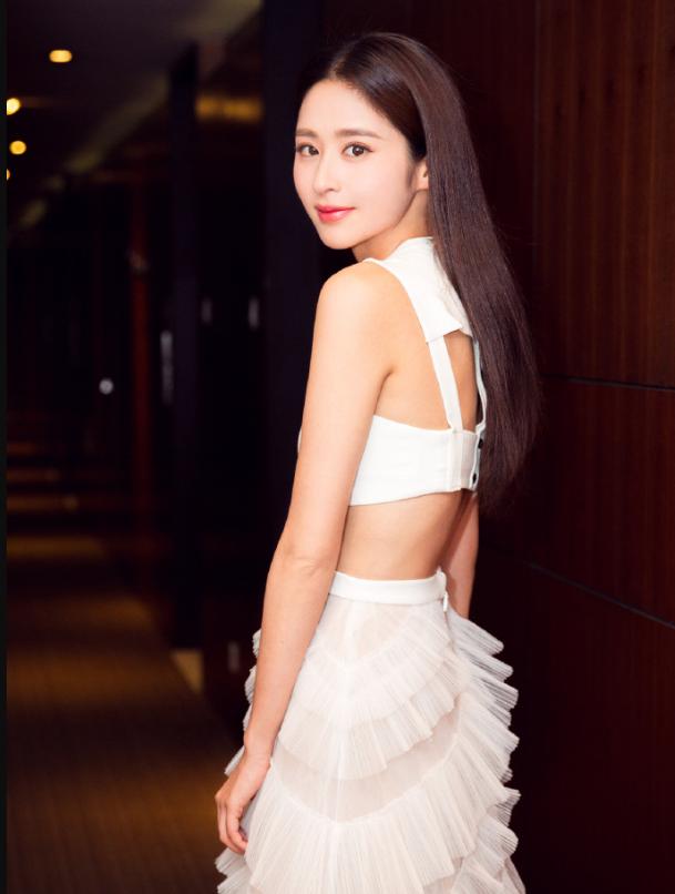 励志女神颖儿美翻了穿白色镂空连衣裙穿搭很惊艳气质更出众