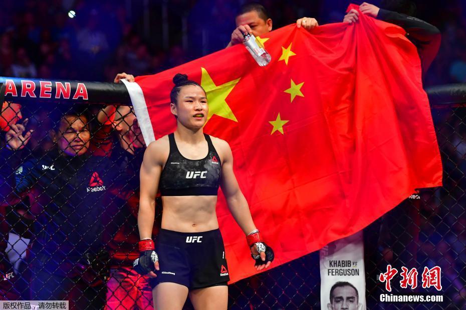  资料图：北京时间3月8日，中国首位UFC冠军张伟丽在美国举行的UFC248站女子草量级世界冠军卫冕战上，在五个回合里以点胜击败乔安娜，成功卫冕。