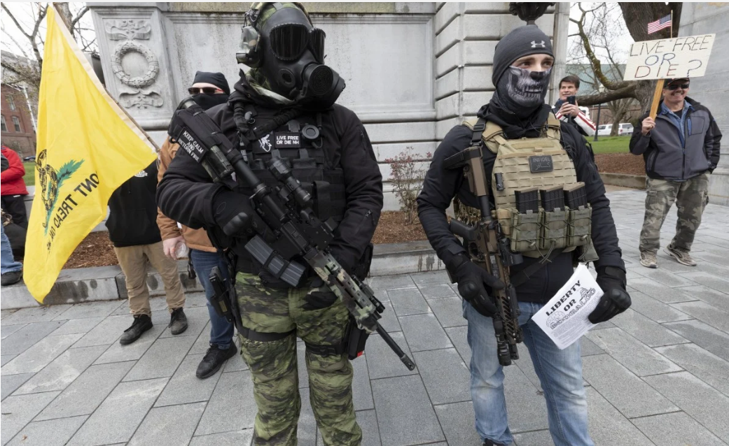 新罕布什州部分持枪抗议“封城”的示威者，图源：美联社