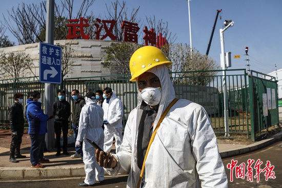 2月18日，武汉市雷神山医院，一名准备去吃午饭的建筑工人。中青报·中青网记者 赵迪/摄