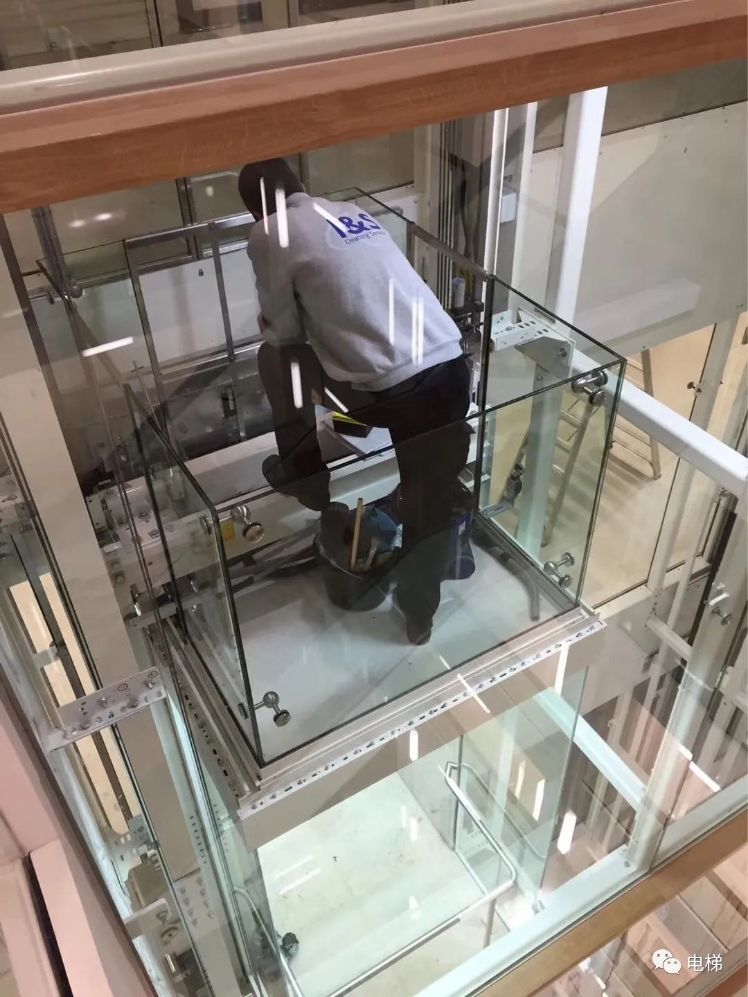 玻璃的轿顶护栏02电梯厅门外竟然还有门,这么小的开门竟然还做了中分