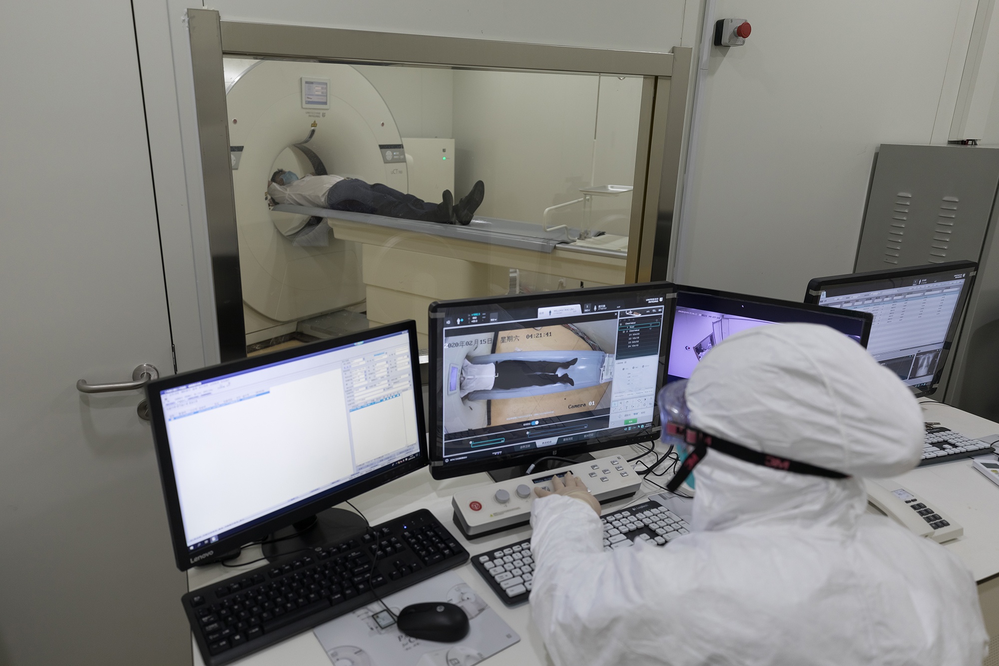 仅用90小时,联影就将"方舱ct"安装就绪,3月20日晚投入使用,患者可以从