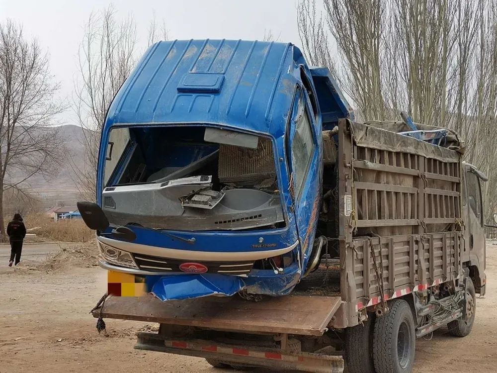 【社会】固原一三轮农用车下坡时空档滑行导致侧翻,损失惨重