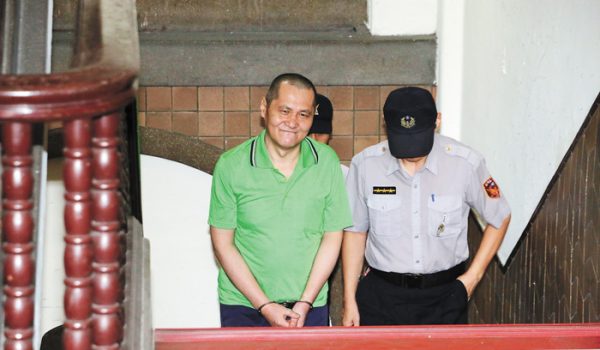 死刑犯烧死6至亲伏法前还抵抗被拖至刑场枪决