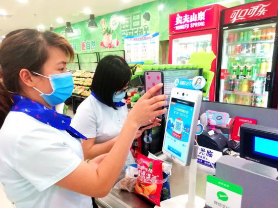 广西一家超市内，消费者杨女士在使用消费券进行付款。王功孝摄