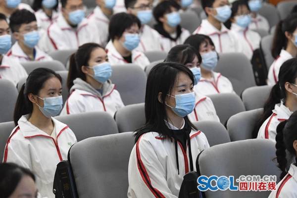 四川高三学生今日开学熟悉又陌生的校园终于等到你