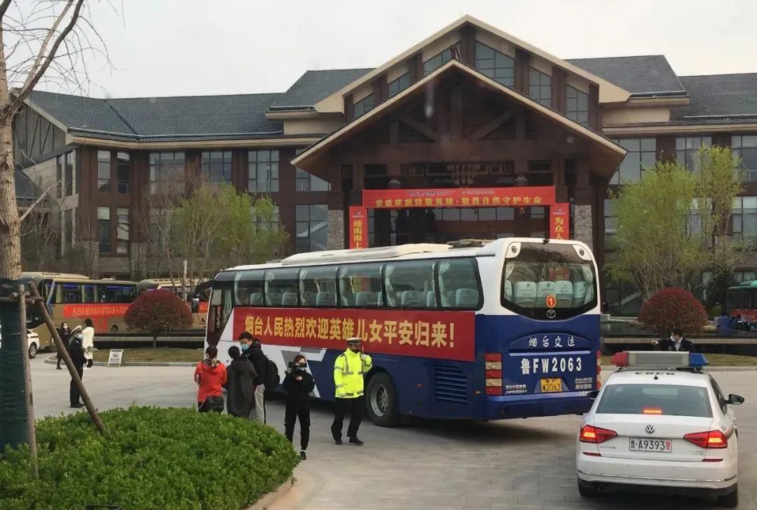 早上,负责此次接送任务的2辆大巴车到达医疗队员休整地点德州齐河县