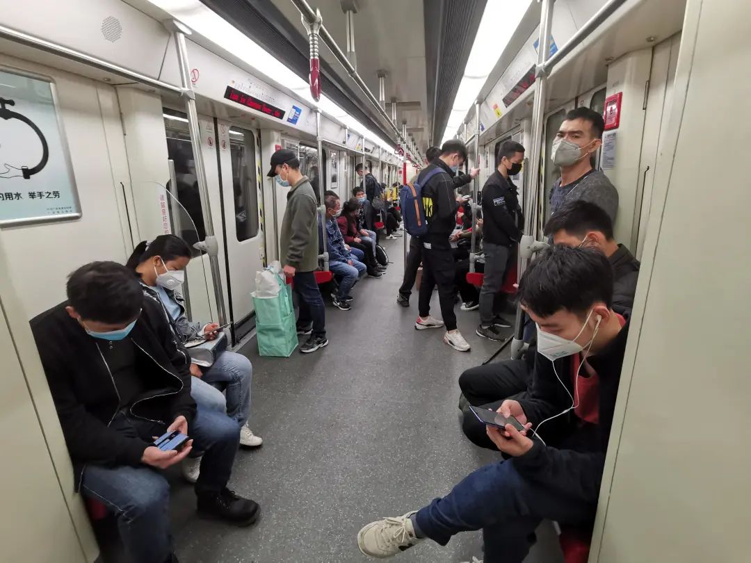 广州街坊怎么看?地铁内玩手机严禁外放声音!