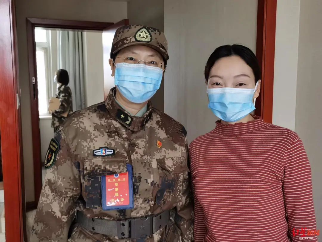 ▲靳官萍离开疗养机构,研究人员前来探望