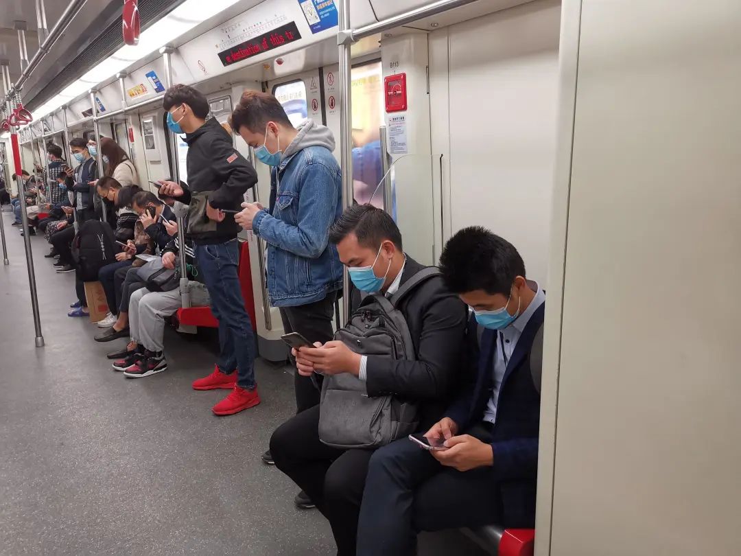广州街坊怎么看?地铁内玩手机严禁外放声音!